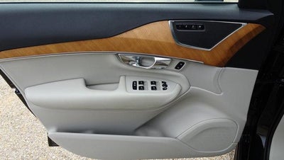 2022 Volvo XC90 Momentum